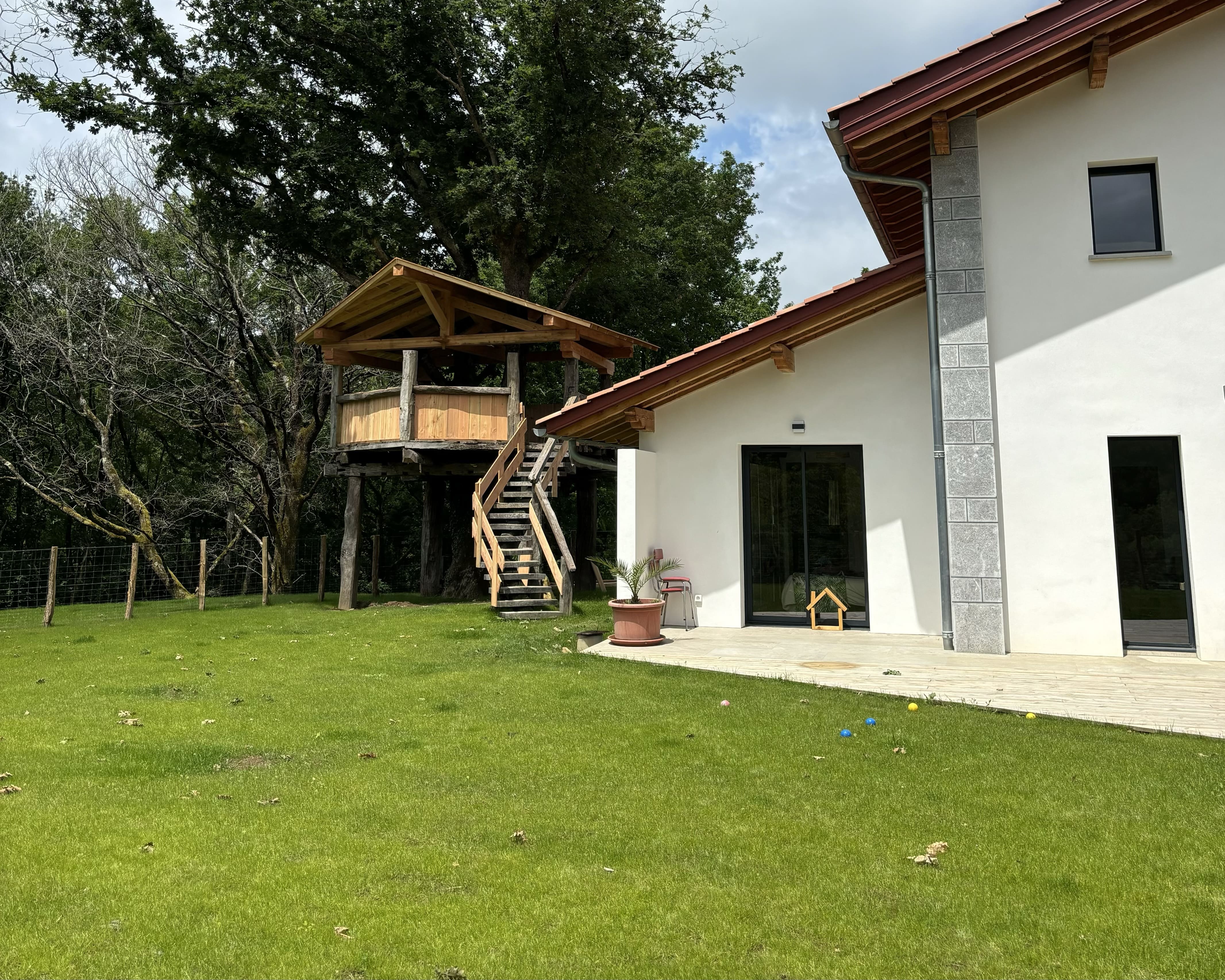 Réengazonnement d’un jardin autour d’une maison au Pays basque, avec une nouvelle pelouse fraîchement semée.